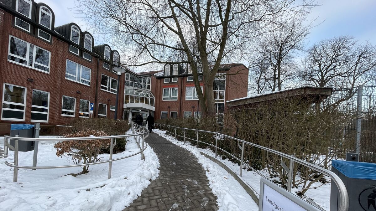 Für die Prozessbeteiligten begann der Tag mit einem unverhofften Fußmarsch, denn wegen Renovierungsarbeiten im  altehrwürdigen Landgericht fand die Verhandlung in der Außenstelle in der Harburger Straße 1 statt. Foto: Reese-Winne