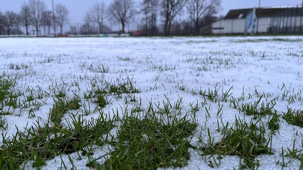 Winterchaos im Kreis Cuxhaven: Fußballteams kämpfen mit Eis und Schnee