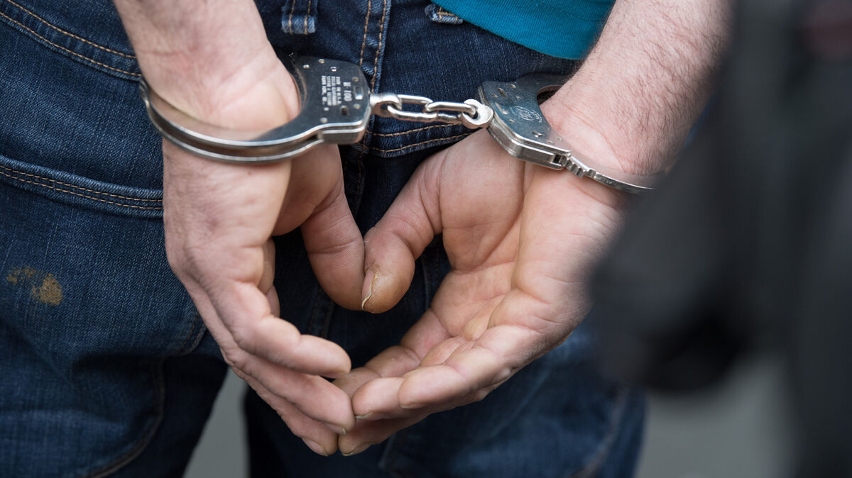 Die Einsatzkräfte mussten den stark alkoholisierten Mann in Cuxhaven zu Boden bringen und fesseln. Foto: Boris Roessler/dpa