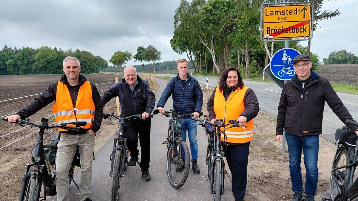 Sind mit dem Ergebnis zufrieden: (v.l.) Frank Debrodt (Landkreis Cuxhaven), Ralf Mehrtens (Firma Mehrtens, Bramstedt), Moritz Janning (Firma Mehrtens), Jovana Galla (Ingenieur-Büro Galla, Horneburg), Jens Junge (Samtgemeinde Börde Lamstedt). Foto: Landkreis Cuxhaven