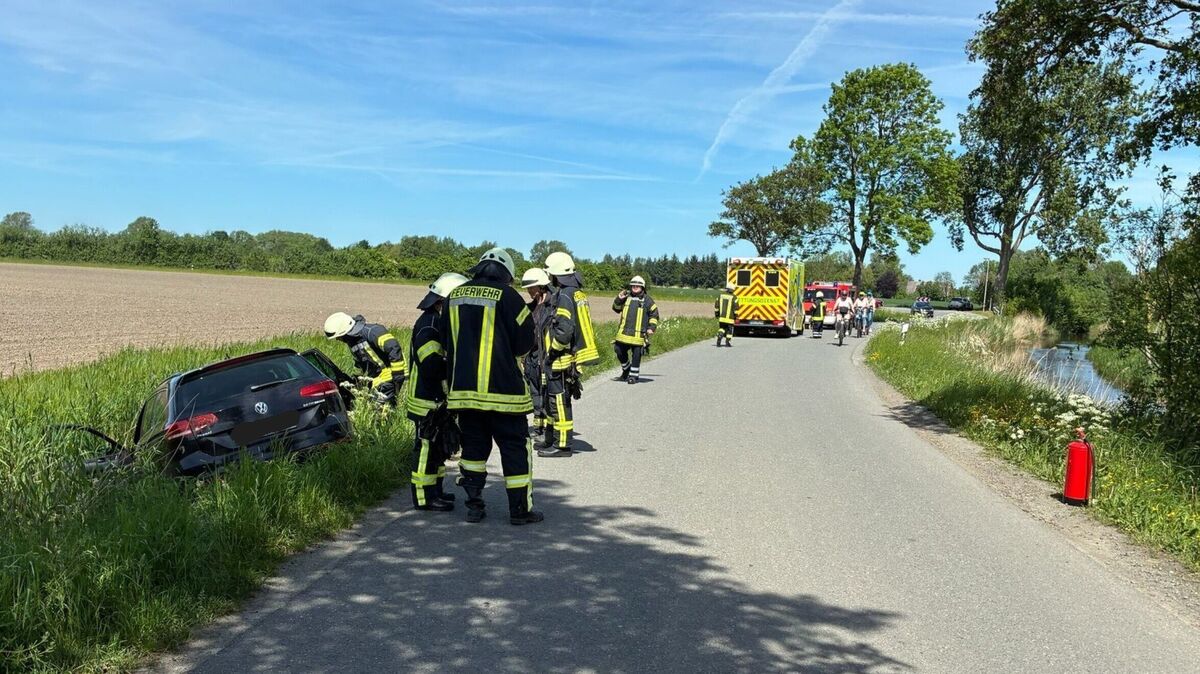 Die Einsatzkräfte der Feuerwehr stellten den Brandschutz sicher, richteten kurzfristig eine Vollsperrung der Straße ein und leiteten den Verkehr anschließend an der Unfallstelle vorbei. Foto: Lange