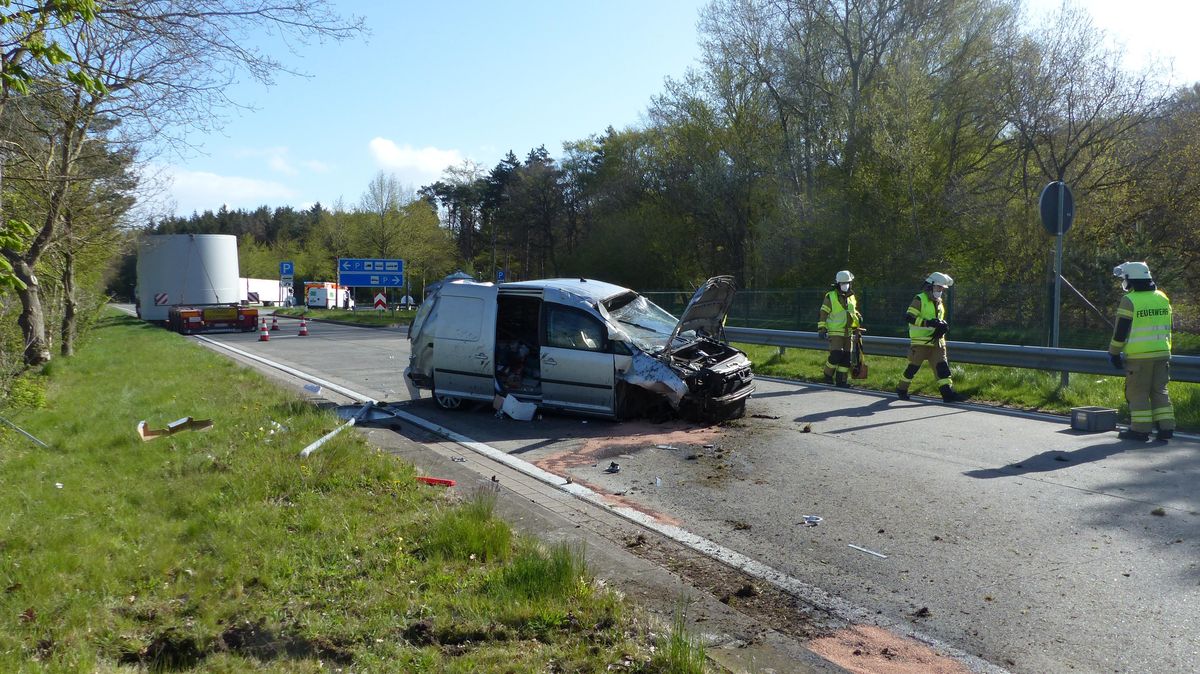Das Auto landete nach dem mehrfachen Überschlag wieder auf den Rädern. Foto: Polizei