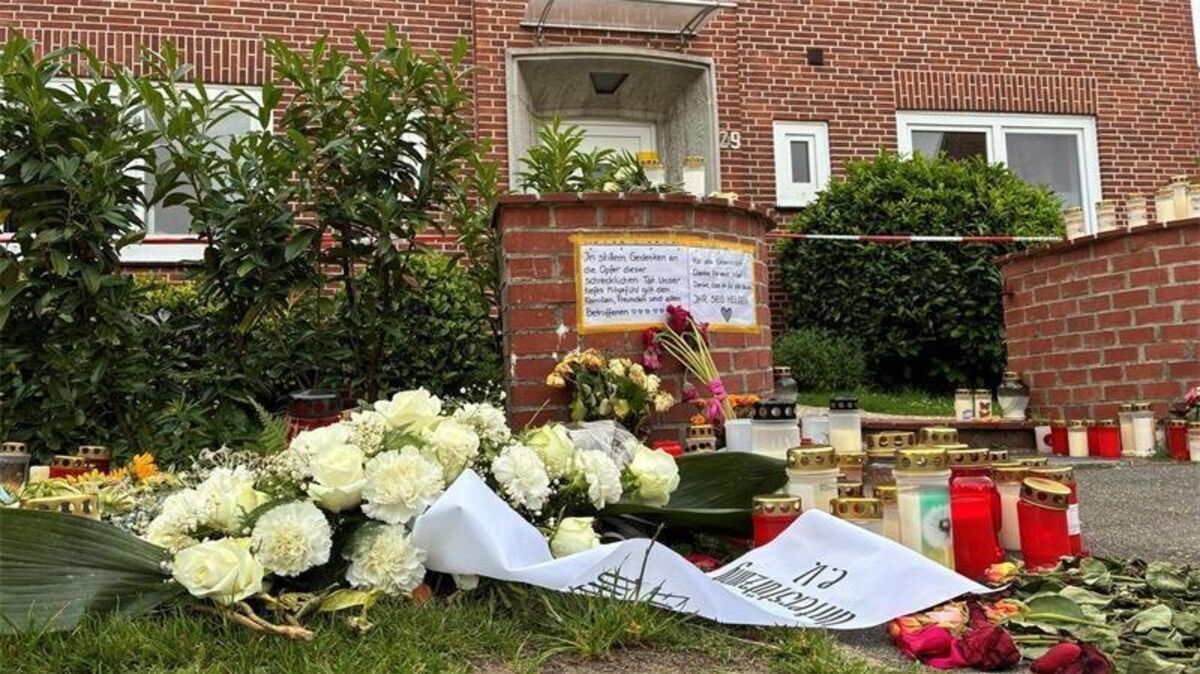 Auch Wochen nach der Bluttat erinnern Blumen, Kerzen und Trauerbekundungen an die sechs getöteten Mitarbeitenden der Jugendhilfe in Stade. Foto: Vasel