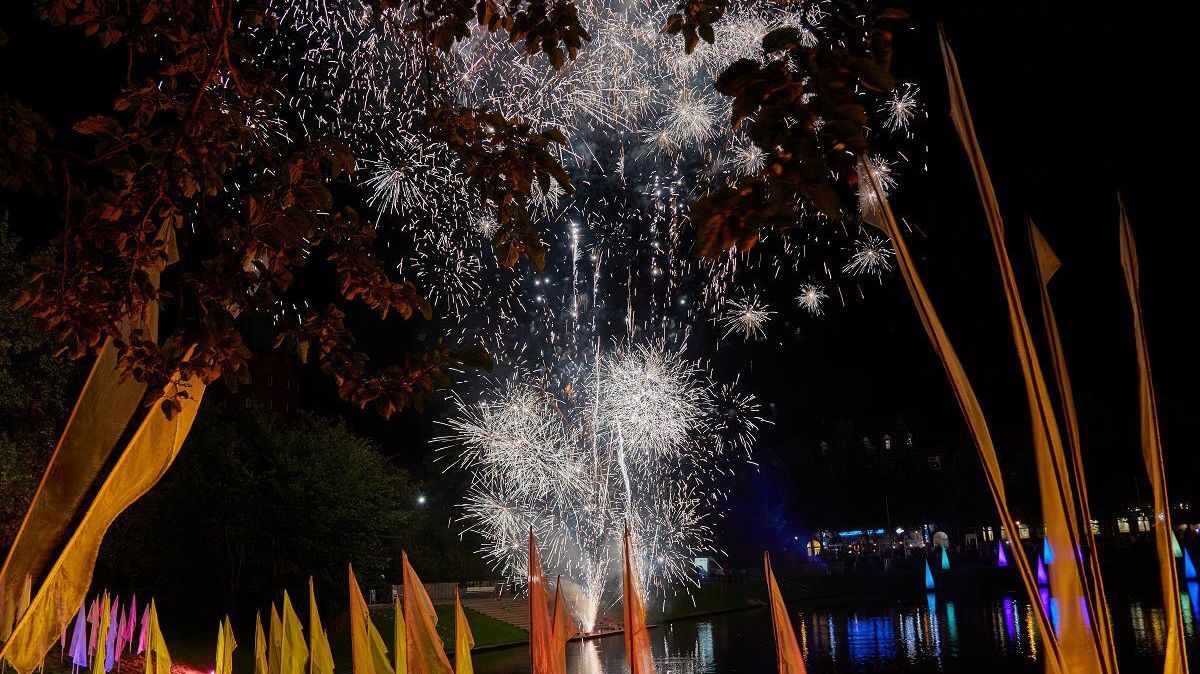 Fliegen die Feuerwerkskörper auch zum Jahreswechsel 2020/21 wieder in Cuxhaven (hier das Buttfest am Schleusenpriel) in die Luft? Das Oberverwaltungsgericht Lüneburg hat das Feuerwerksverbot an Silvester in Niedersachsen zumindest vorläufig gekippt. Foto: Archiv/Koppe