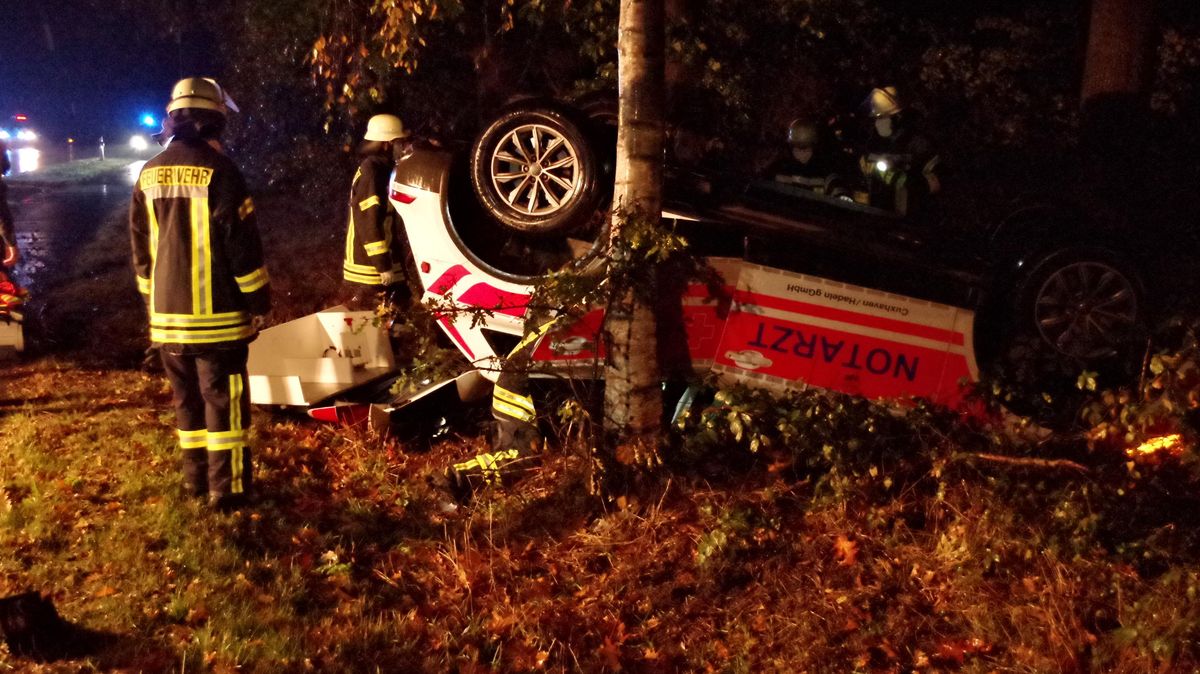 Ein Notarzt aus dem Kreis Cuxhaven ist bei einem nächtlichen Unfall auf der B73 verletzt worden, sein Einsatzwagen überschlug sich. Foto: Feuerwehr