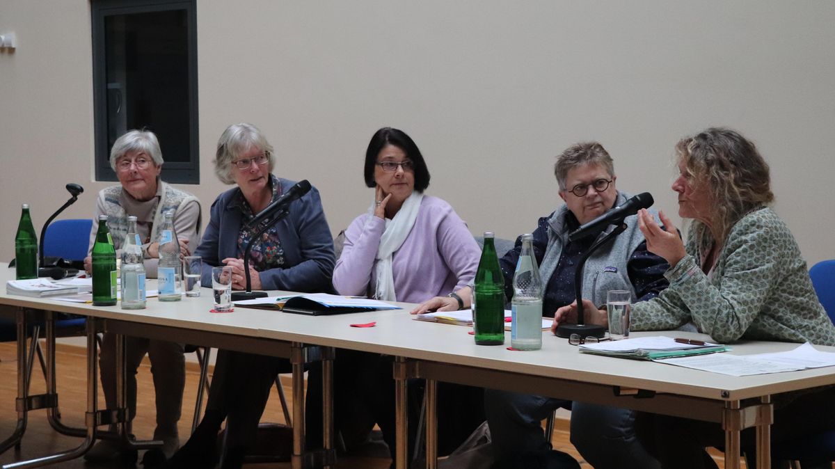V. l.: Jutta Bobke-Flentge, Elke Roskosch-Buntemeyer, Christiane Buck (CDU), Ulla Bergen (SPD) und Elke Schröder-Roßbach (Die Grünen). Foto: Tiedemann