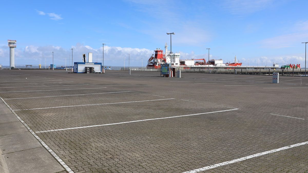 Keine Menschenseele ist am Donnerstagmittag mehr auf dem Wohnmobil-Parkplatz am Fährhafen. Das heißt: Die Urlauber sind weg. Nachdem das Übernachtungsverbot ausgesprochen wurde, haben die hiesigen Gäste ihre Heimreise angetreten. Foto: May