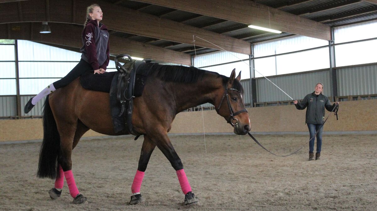 Bevor Figuren im Galopp ausprobiert werden, können die Mädchen vom Reit- und Fahrverein Holte-Spangen sie im Schritt üben. Foto: Stoike