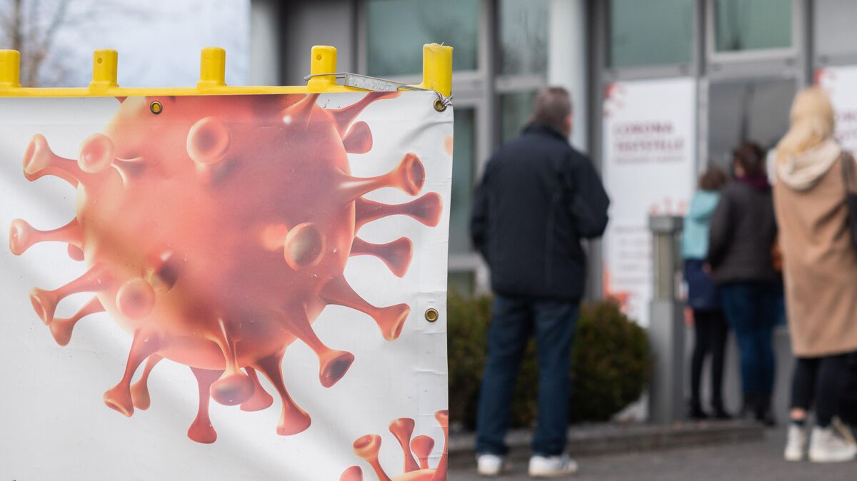 Die Corona-Inzidenz im Landkreis Cuxhaven hat über das Wochenende einen Riesensprung gemacht. Der Verwaltung sind  über Hundert Neuinfektionen gemeldet worden. Foto: Julian Stratenschulte/dpa