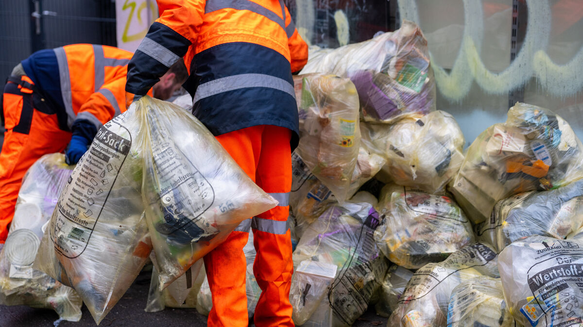 Auch die Abfuhr des Gelben Sacks aus dem Bereich des ehemaligen Altkreises Land Hadeln wird durch die Firma Nehlsen organisiert. Zuletzt waren die Säcke im März durch einen Streik nicht abgeholt worden. Foto: Harald Tittel / dpa