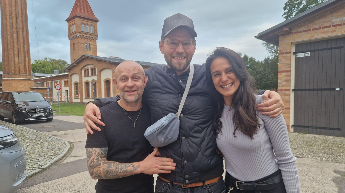 Filmproduzent Lasse Scharpen (Mitte) am Set seiner aktuellen ZDF-Serie "Jenseits der Spree" mit den Hauptdarstellern Jürgen Vogel und Aybi Era. Foto: Studio Zentral