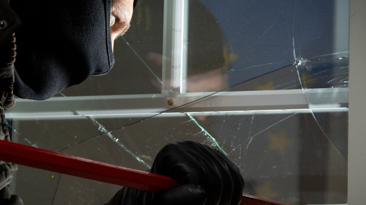 Die Polizei Cuxhaven ermittelt nach einem Einbruch in eine Pizzeria und Bäckerei in der Cuxhavener Straße. Foto: Gentsch/dpa