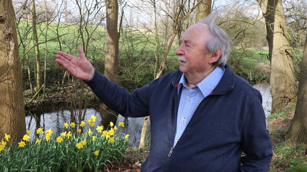 Günter Holzheu zeigt auf die geplante Fläche für den Windpark Voigtding-Geversdorf hinter dem historischen Rittergut Niendieck. Foto: Mangels