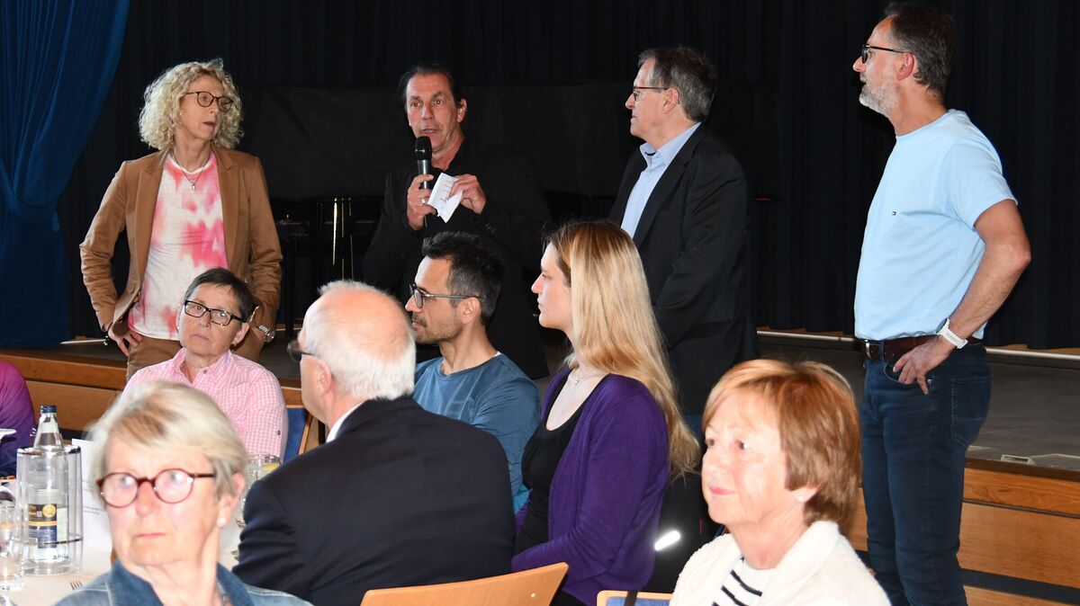 Annette Butzke, Frank Thielebeule, Claus Johannßen und Maik Schwanemann (v.l.) begrüßten die Ehrenamtlichen beim Dankeschön-Abend in den Seelandhallen in Otterndorf. Foto: Schröder