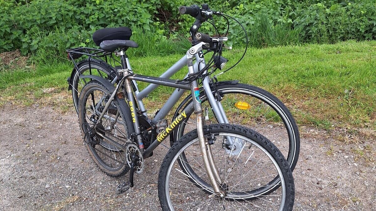 Diese zwei Fahrräder wurden in Cuxhaven-Altenbruch sichergestellt. Foto: Polizei