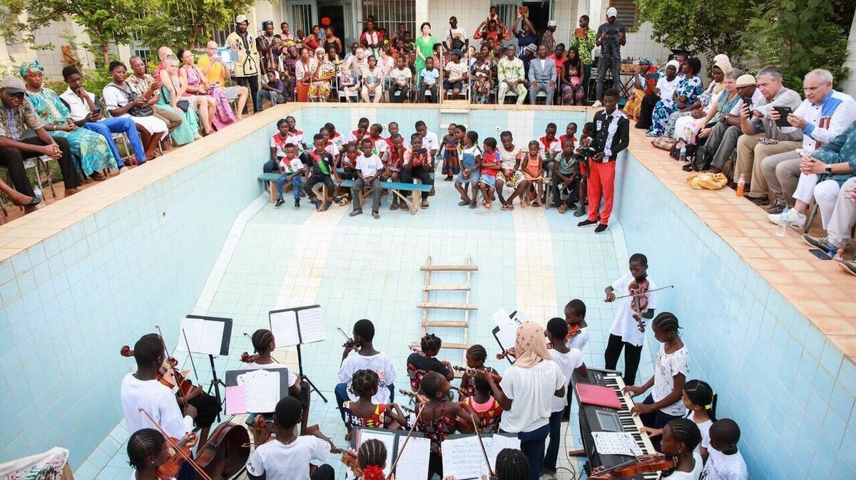 Der Pool wird zum Orchestergraben der Musikschule A.M.E.M., hier die  Eröffnungsfeier der neuen Räumlichkeiten am 17. Mai. Foto: Musikschule Ouagadougou