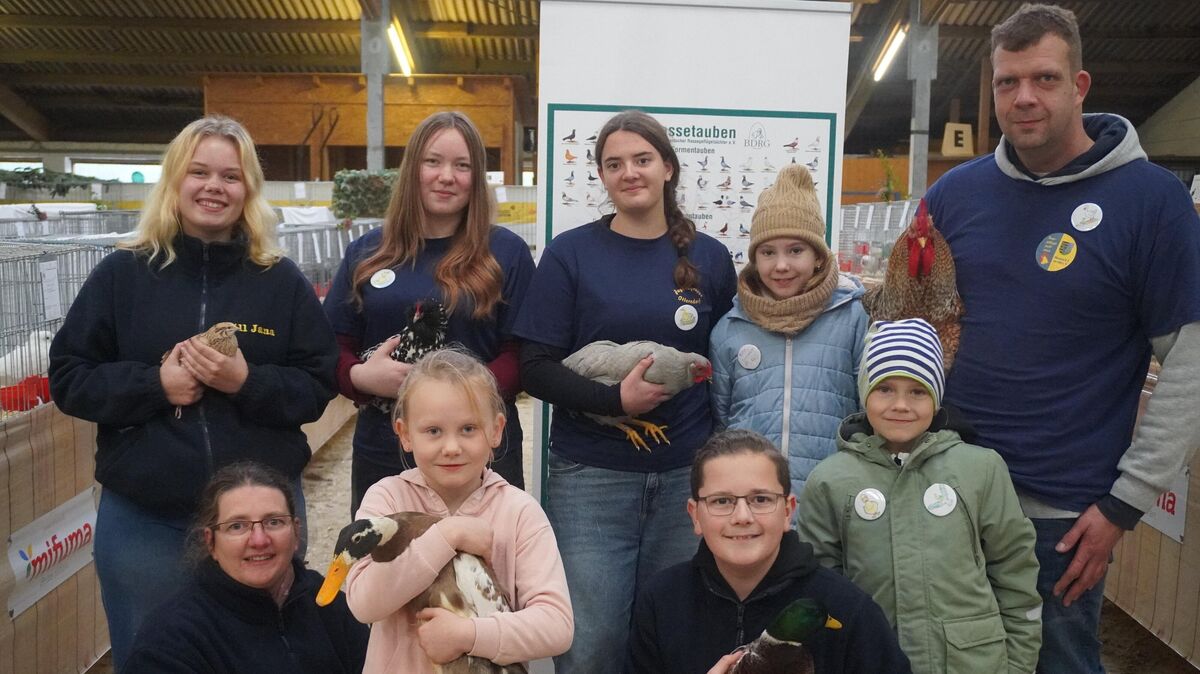 Boris Schilling, zweiter Vorsitzender des Otterndorfer Vereins (r.) und Jugendleiterin Julia Hagenah (v.l.) mit jungen Züchterinnen und Züchtern auf der  Landes-Rassegeflügelschau in Otterndorf Foto: Brettschneider