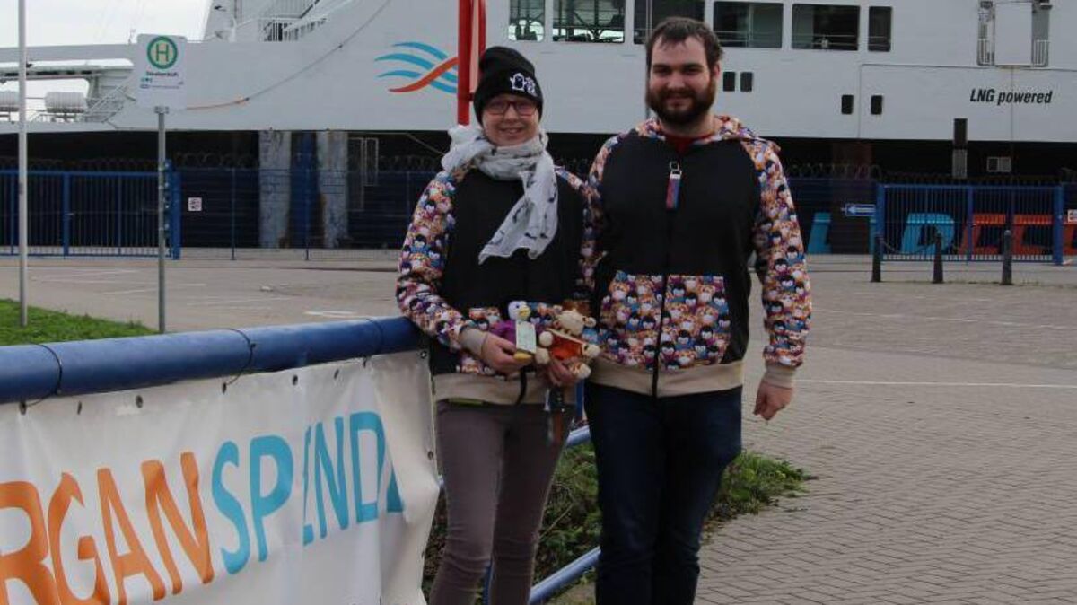 Sarah Schott und ihr Freund Pascal L'Hermitte kämpfen gemeinsam für das Thema Organspende und haben zu diesem Zweck auch in Cuxhaven gespendete Plüschtiere in Krankenhäusern verschenkt. Foto: Domke-Feiner