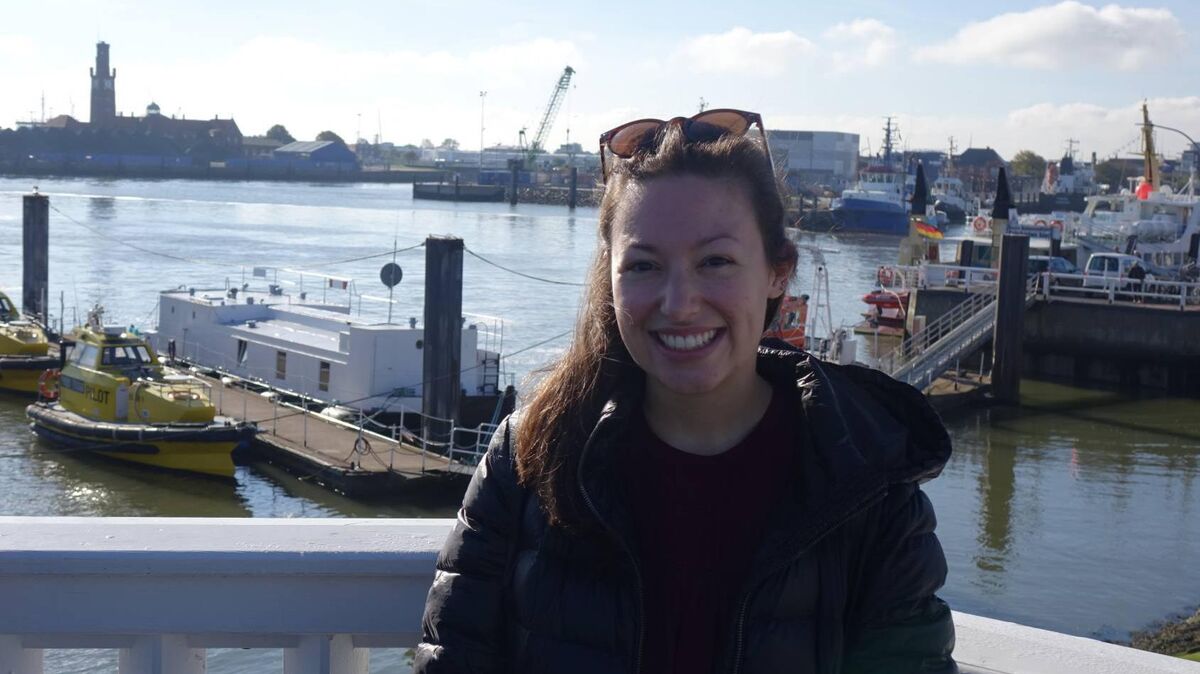Katie Lightfoot ist Fulbright-Stipendiatin aus Amerika und unterrichtet als Fremdsprachenassistentin an den BBS Cuxhaven englisch und deutsch. Die Elbmündung verbindet sie mit Hamburg, wo sie auch schon ein Jahr gelebt hat. Die Alte Liebe mag sie deshalb besonders gerne. Foto: Bohlmann-Drammeh
