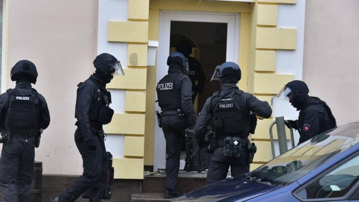 Einsatzkräfte stürmten mehrere Objekte, unter anderem auch in Freiburg. Foto: Beneke