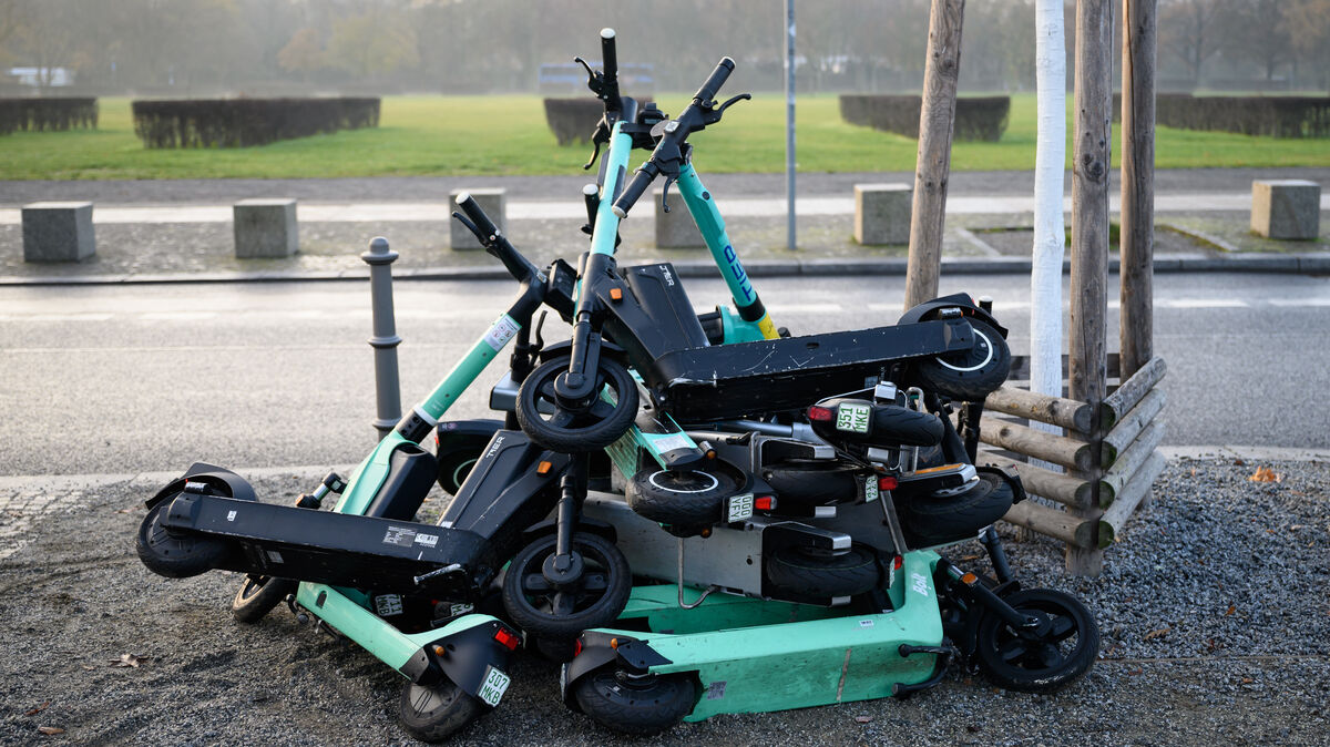 E-Scooter werden häufig nach Gebrauch unachtsam hingestellt. Symbolfoto: dpa/Bernd von Jutrczenka