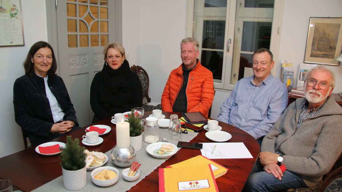 Schlossvereinsvorsitzende Melanie Eitzen-Fischer und ihr Team v.l. mit Nicola Meyn, Claus Nöckel, Dietmar Rehfeldt und Bernd Kreft berichteten im Gärtnerhaus über alte und neue Projekte des umtriebigen Vereins. Fotos: Potschka