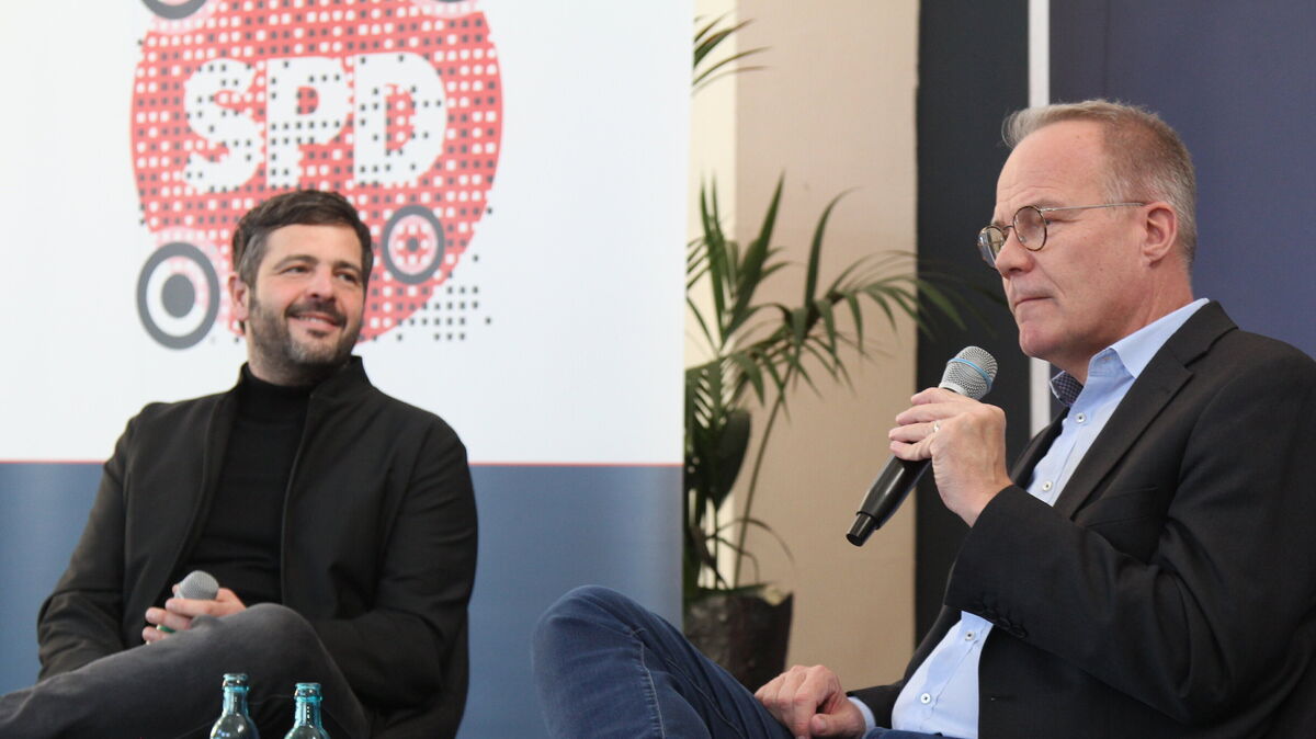 SPD-Generalsekretär Dr. Matthias Miersch (l.) unterstützte den Bundestagskandidaten und -abgeordneten und gleichzeitig Fraktionskollegen Daniel Schneider mit seinem Besuch in den Hapag-Hallen. Foto: Reese-Winne