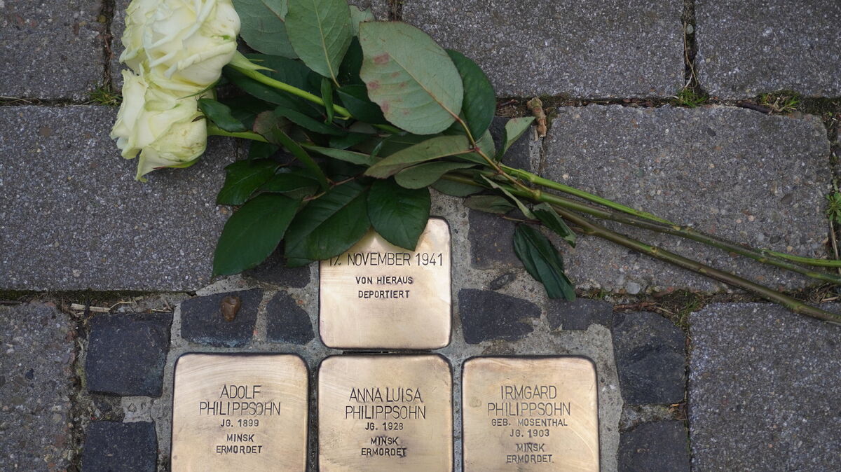 Adolf, Irmgard und Anna Luisa Philippsohn wurden 1941 von Osten nach Theresienstadt deportiert und dort von den Nationalsozialisten ermordet. Die Stolpersteine an der Schwebefähre Osten erinnern an sie. Foto: Brettschneider