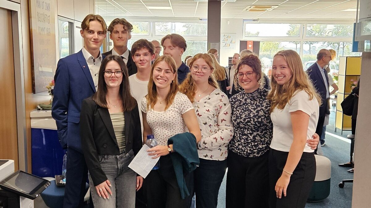 Ein Teil der jungen Teilnehmer des Management Information Game (MIG) vom Otterndorfer Gymnasium.  Foto: Rahn