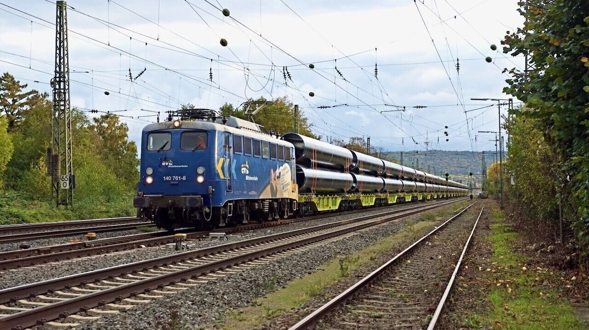 Ein EVB-Röhrenzug auf dem Weg von Mülheim (Ruhr) nach Hamburg-Harburg beziehungsweise Fredenbeck.