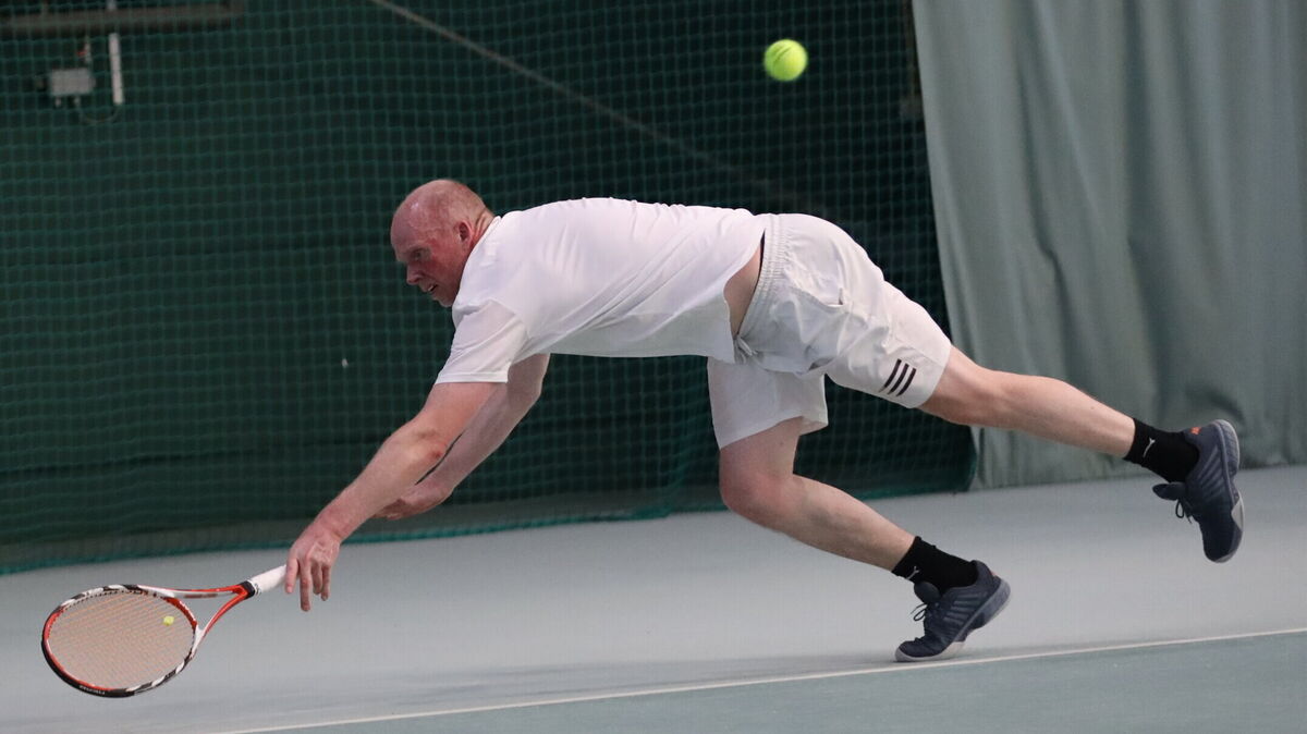 Christian Winter zeigte erneut vollen Körpereinsatz. In seinem Einzel verlor er dennoch knapp im Match-Tiebreak gegen seinen Braunschweiger Kontrahenten. Foto: Unruh