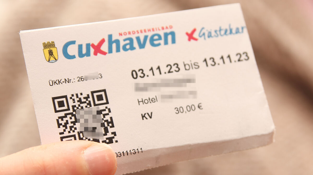 Kurkarten (wie auf diesem Archivbild zu sehen) könnte es auch nach dem Jahreswechsel 2026/27 geben: Beim Thema Tourismusfinanzierung streben Politik und Verwaltung an, eine Kombilösung aus Übernachtungssteuer und Gästebeitrag aufrecht zu erhalten. Foto: Koppe