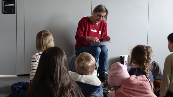 "Omas lesen vor" in Cuxhaven: Wie Kinder spielerisch Demokratie kennenlernen sollen