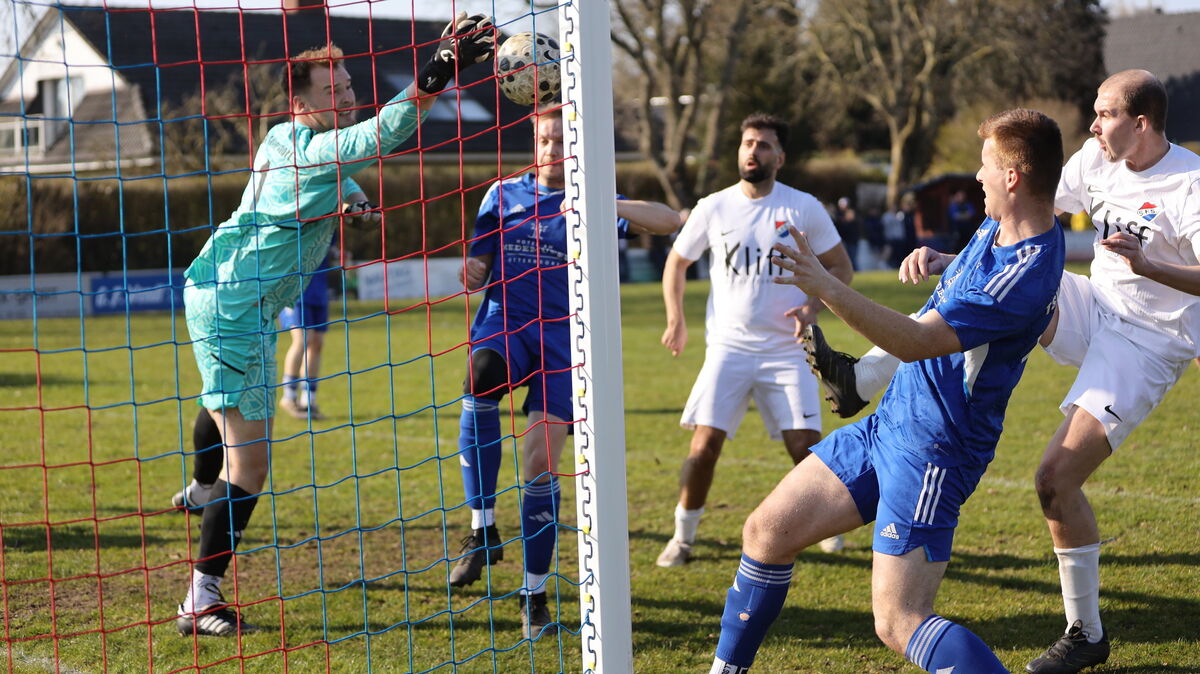 Der Geversdorfer Keeper Leon Grimm im Spiel bei den Sportfreunden Sahlenburg in Aktion. Der TSV musste sich mit einem Remis begnügen. Foto: Unruh