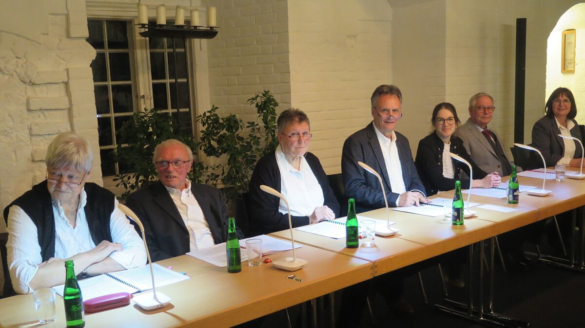 Sie lasen am Gründonnerstag im Schloss Weltliterarisches in plattdeutscher Sprache: Ensemblemitglieder der „Döser Speeldeel“. Foto: Cordes