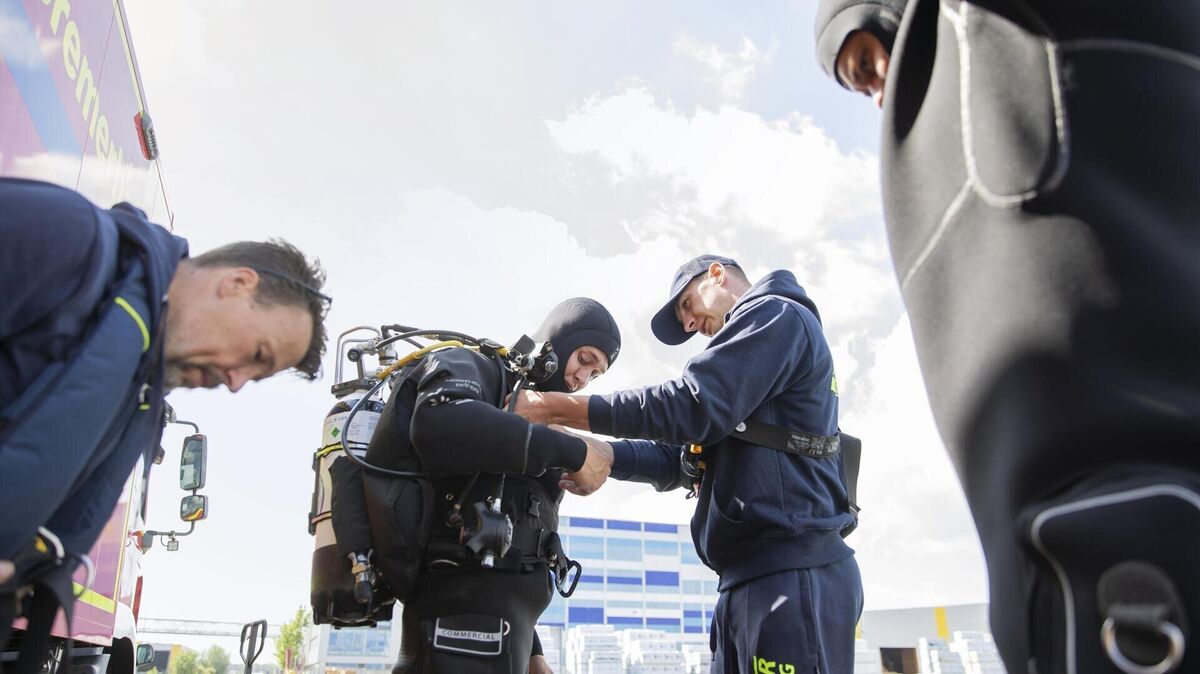 Gemeinsam überprüfen Ausbilder und Teilnehmer die Ausrüstung, bevor die angehenden Feuerwehrtaucher in Bremerhaven ihre praktische Übung beginnen. Foto: Polgesek