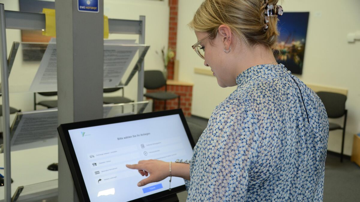 Terminal in der Zulassungsstelle des Kreishauses: Das elektronische Terminbuchungssystem wurde am 25. Juni gestartet. Einige Autohändler sind mit den Abläufen und Wartezeiten unzufrieden. Das System werde sich nach einer Umstellungsphase einpendeln, sagt der Landkreis. Foto: Rohde