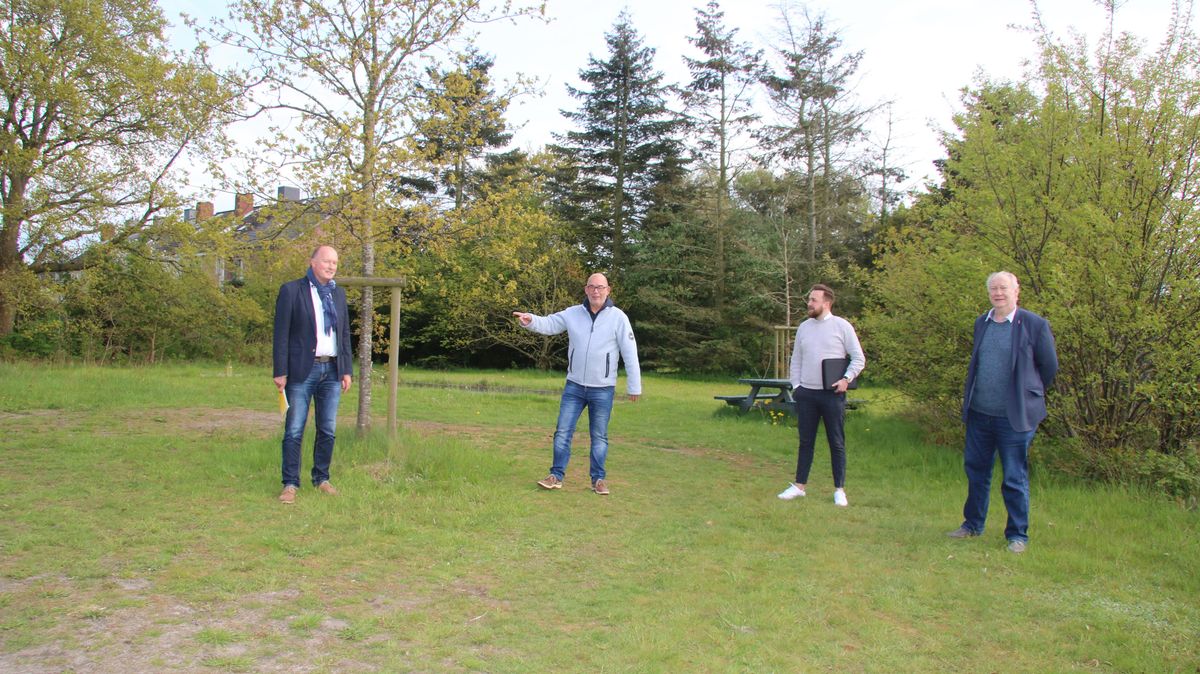Vier Männer im Wald!? - auf dem Grundstück gleich neben dem Fußballplatz der Sahlenburger Sportfreunde möchten der SPD-Fraktionsvorsitzende Gunnar Wegener (r.) und der Ratsherr Andreas Wichmann gerne einen "Mikrowald" anpflanzen. Ortsratsmitglied Frank Spargel (Mitte) wünscht sich auf dem Areal hingegen einen geschotterten Parkplatz. Marcel Peisker (2.v.r.) denkt derweil über einen Kompromissvorschlag nach. Foto: Potschka