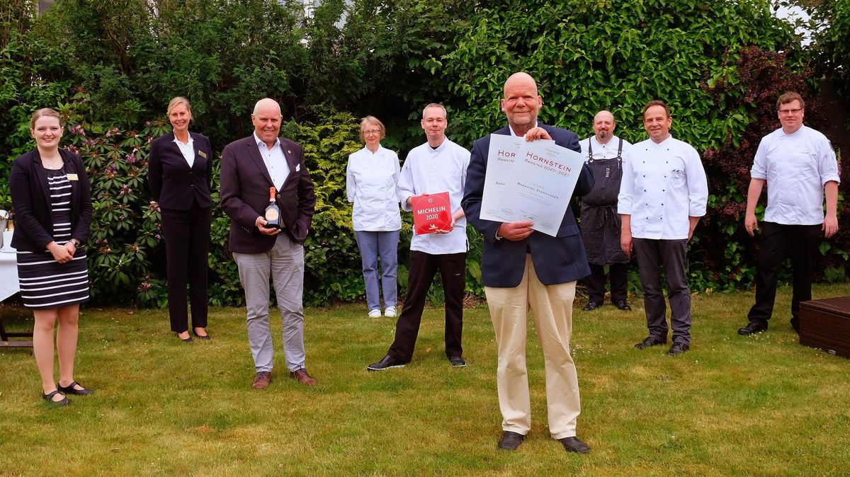 Die Auszeichnung erfüllte alle mit Freude und Stolz. V.l.: Annika Nührenberg, Restaurantleiterin im Sterneck, Susan Cantauw (Geschäftsführerin Badhotel Sternhagen), Hans J. Buse (Repräsentant Norddeutschland für Laurent-Perrier), Pâtissière Dorte Rabeler, Marc Rennhack (Küchenchef des Panorama Gourmet Restaurants Sterneck), Dr. Eick Sternhagen (Inhaber Badhotel Sternhagen) mit Urkunden, Gardemanger Norbert Ring (langjähriges Crewmitglied im Sterneck), Thomas Hildebrandt (Küchendirektor Badhotel Sternhagen) und Andreas Evert (Crewmitglied Sterneck). Foto: Tonn
