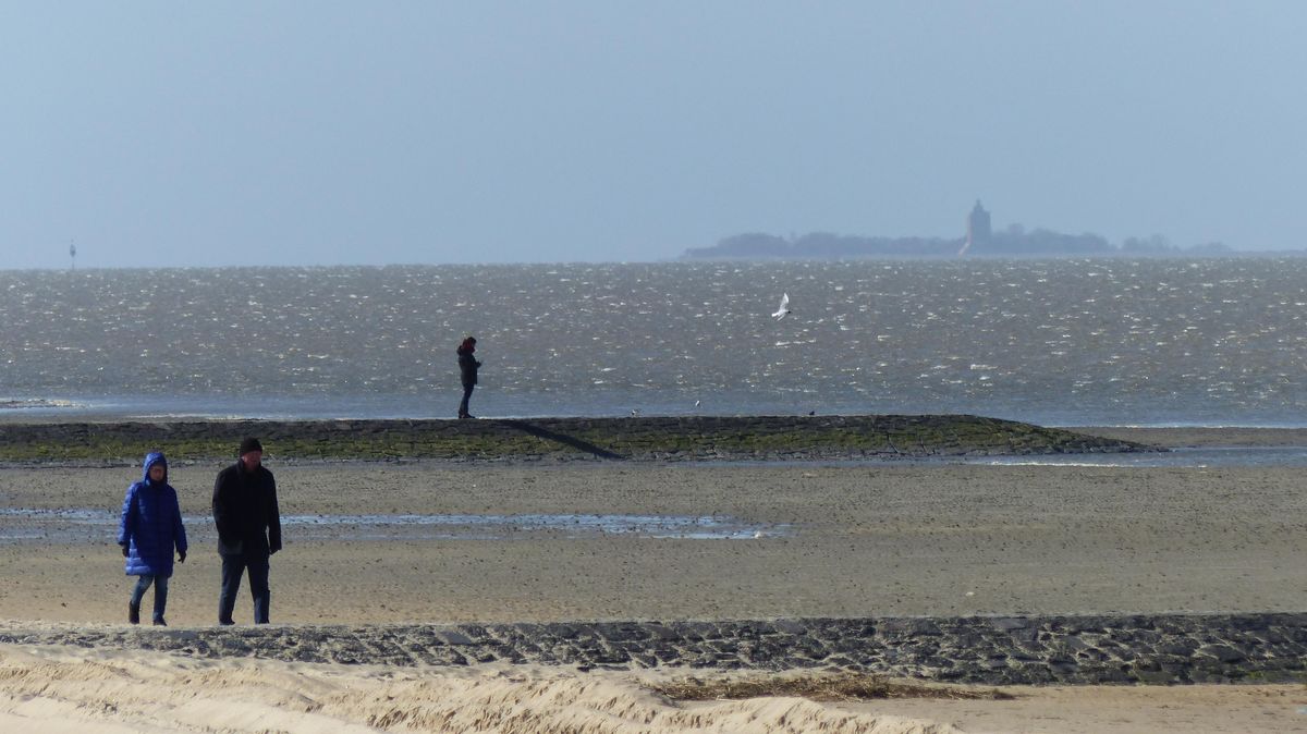 Strandspaziergänge am Wasser sind für Bewohner aus dem Landkreis in Cuxhaven wieder erlaubt. Foto: Reese-Winne