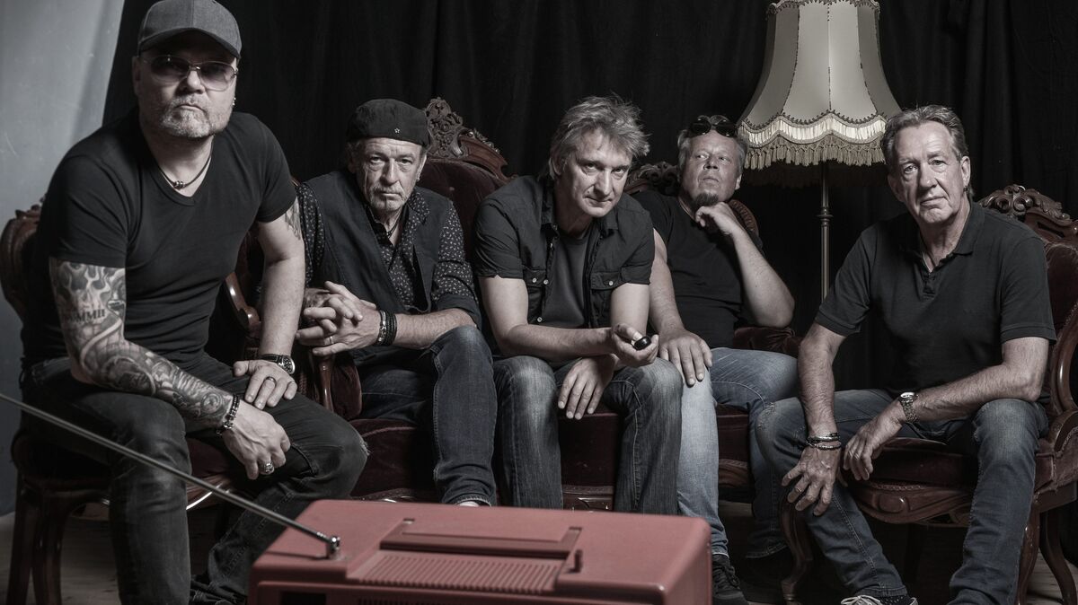 "Warm Up" mit Cats TV: Stephan Wagner Krüger (Gesang), Heino Braas (Schlagzeug), Burkhard Kuhn (Gitarre), Olly Lagemann (Bass) und Tom Baumann (Keyboards) spielen am Freitag, 8. August, in der Grimmershörnbucht. Foto: Kuhn