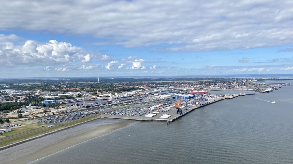Wird für die Energiewende immer wieder als "unabdingbar" beschrieben: Ein Lückenschluss in der Cuxhavener Kailinie. Links im Bild ist der Bereich zu erkennen, in welchem die künftigen Liegeplätze 5 bis 7 bereits planfestgestellt sind. Foto: Tjark Makel