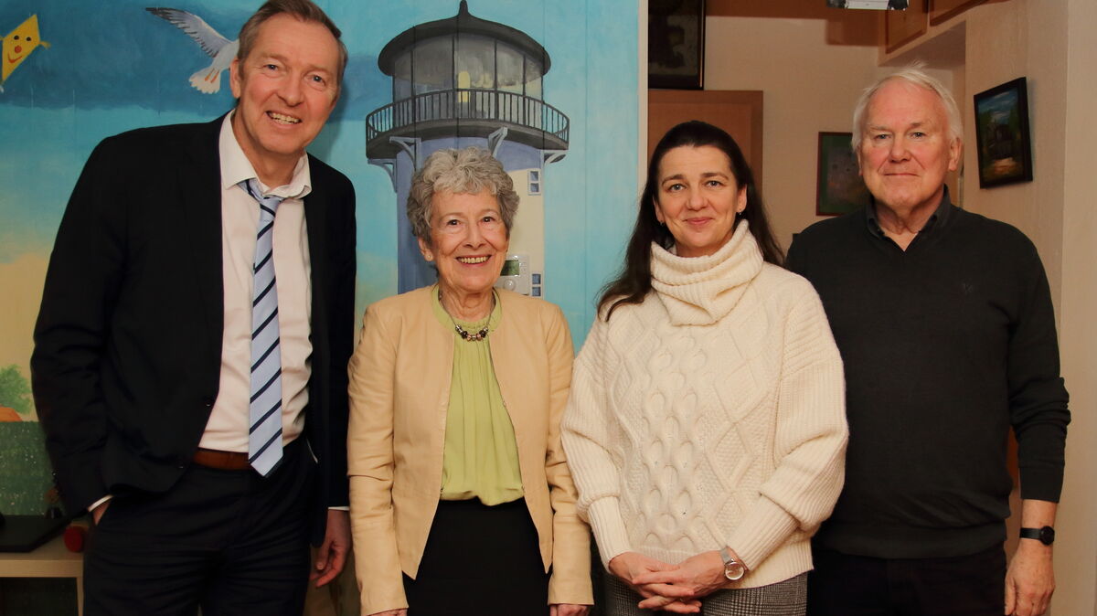Lars Mittelstädt (Schulamt), Margot Röhler (ehemalige Rektorin) , die Jubilarin Anja Rendelsmann und Vorgänger Jürgen Janus (v. l.) nutzten die Gelegenheit zu einem Plausch über alte Zeiten. Foto: Koppe