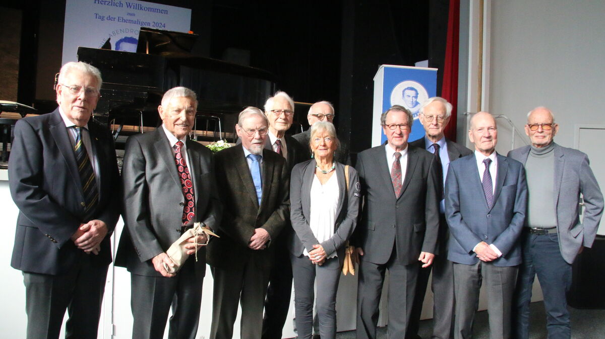 Gruppenbild mit Dame: Beim Tag der Ehemaligen 2024 am Amandus-Abendroth-Gymnasium wurden die Angehörigen des Abitur-Jahrgangs 1959 besonders geehrt. Foto: Potschka