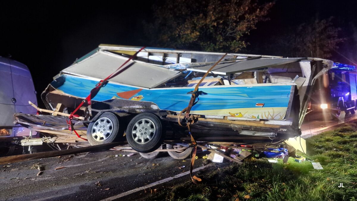 Nach dem Aufstellen weist der Anhänger einen Totalschaden auf. Foto: Lange