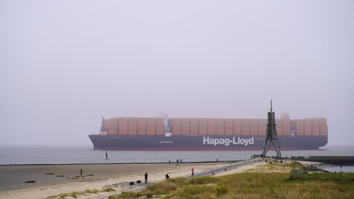 Die „Hamburg Express“ mit ihrer Länge von knapp 400 Metern passierte die Kugelbake in Cuxhaven am Morgen des 5. November. Foto: Brettschneider