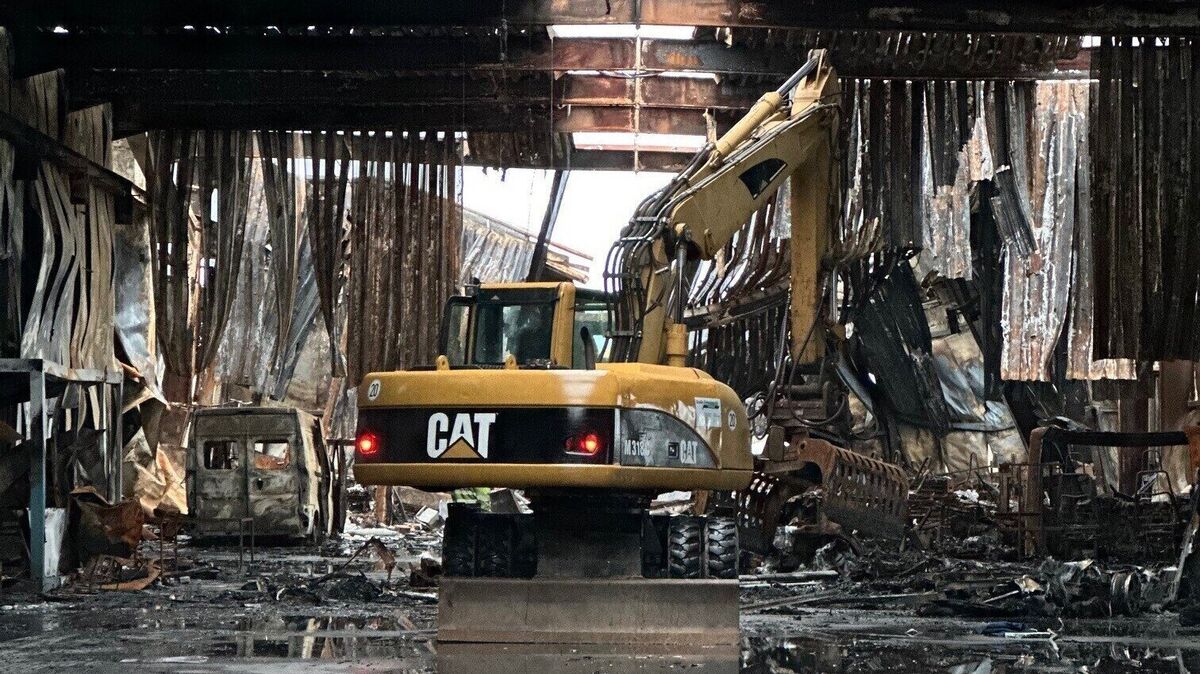 Abrissarbeiten nach Großbrand: Ein Bagger räumt die Überreste der zerstörten Lagerhalle in Lamstedt. Foto: Ehlers-Plambeck