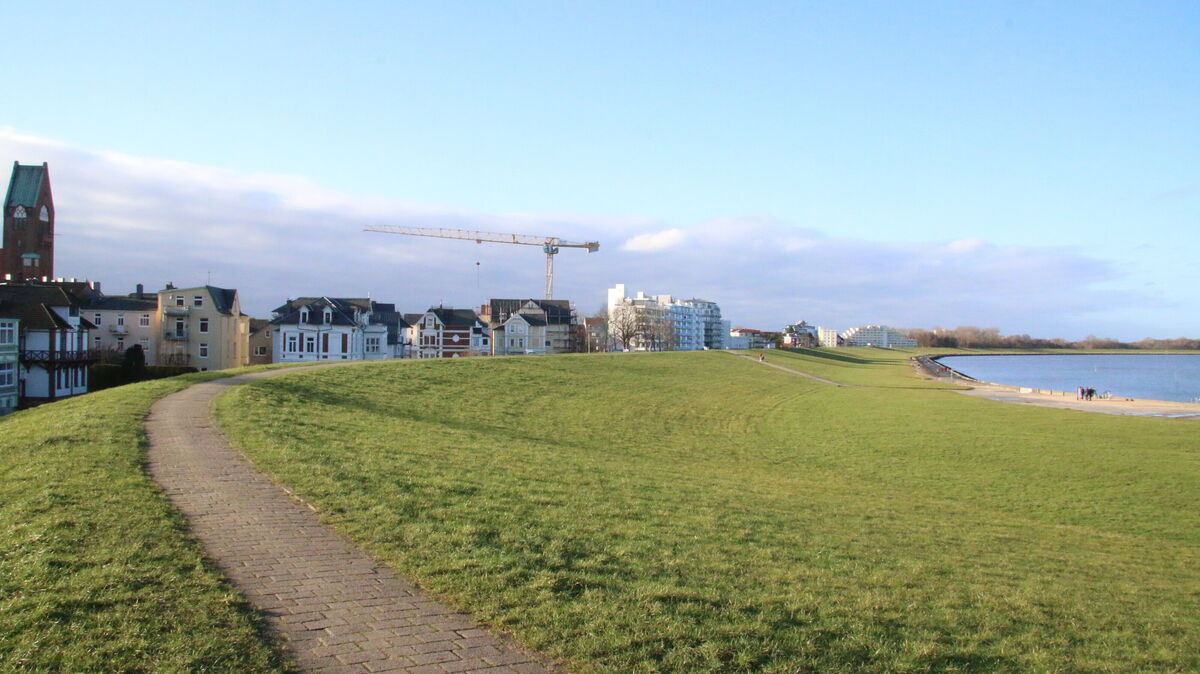 Der Wunsch nach zusätzlichen Bänken auf dem Deich in der Grimmershörnbucht wird häufig von Cuxhavenern und Urlaubern geäußert. Foto: Potschka