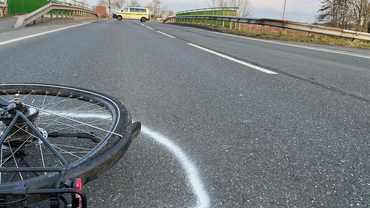 Nach dem Unfall wird der verletzte Radfahrer mit einem Rettungshubschrauber in ein Krankenhaus gebracht. Foto: Polizei