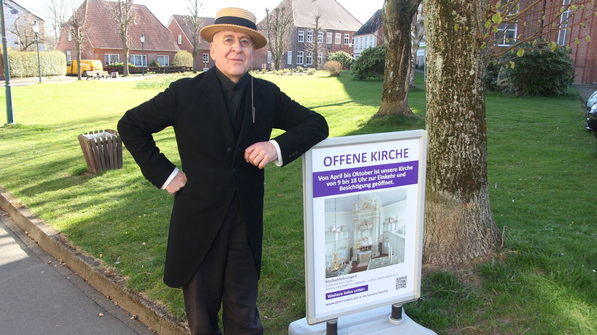 Historische Führungen und unter dem Motto „Offene Kirche“ auch Führungen in St. Petri: Ostens Ortsheimatpfleger Frank Auf dem Felde präsentiert interessant und humorvoll Wissenswertes über das Schwebefährendorf. Foto: Grewe